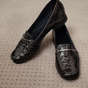 Bandolino Black Crocodile Pattern Loafers